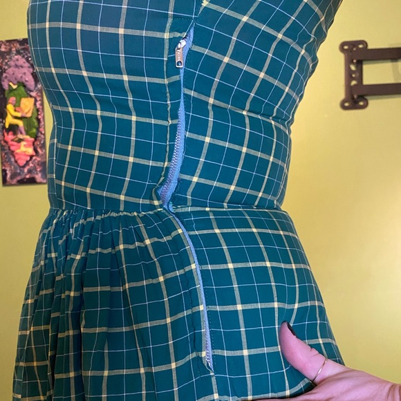 Sleeveless green plaid dress - Picture 5 of 7